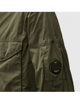 Surchemise CP Company Chrome-R Full Zip 18CMOS095A005904G-683 Ivy Green detail logo